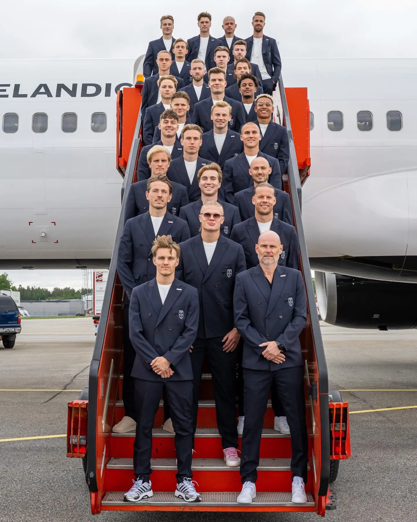九游体育在线网站-挪威国家队发布全队合影：通往美国的冒险之旅开始了